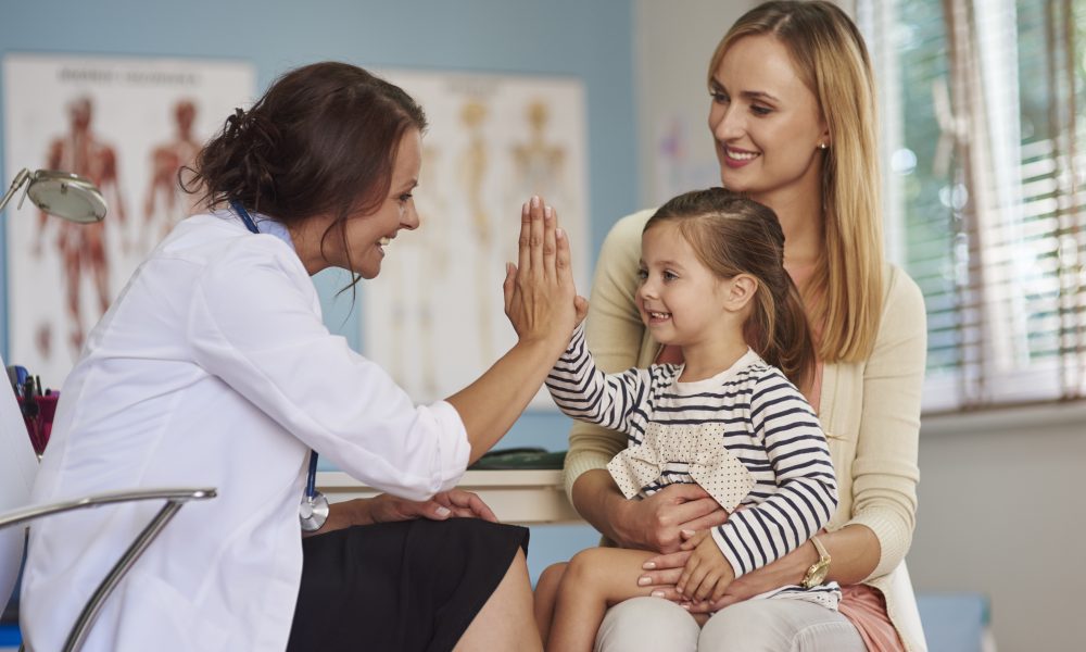 Niña en consulta pediátrica