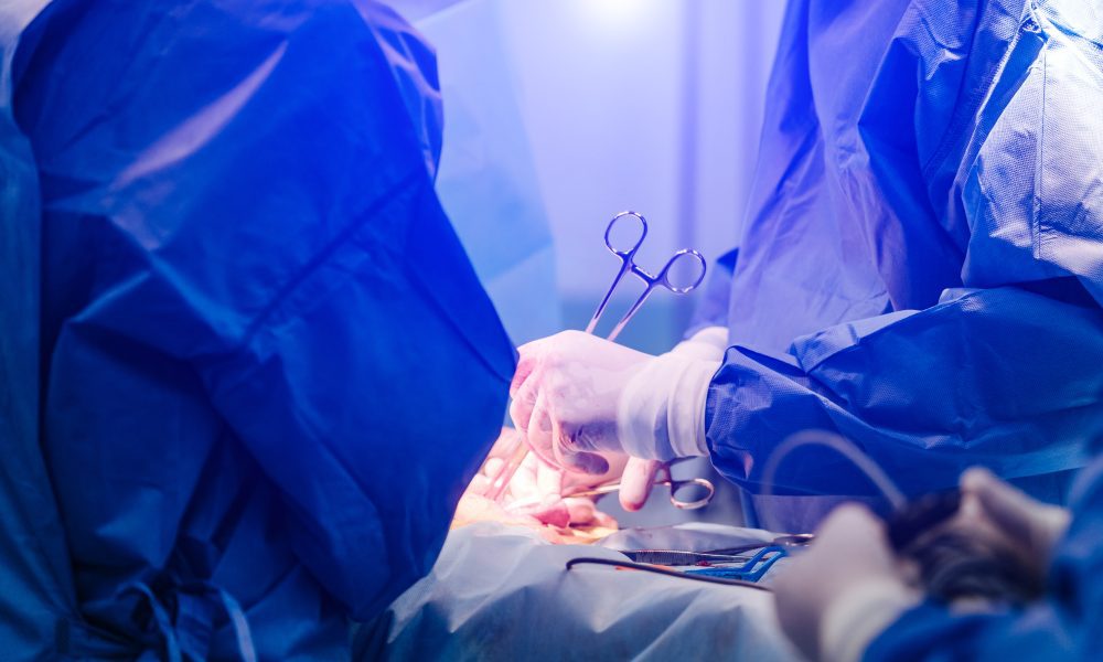 Equipo de cirujanos trabajando en sala de operaciones de Clínica Vesalio