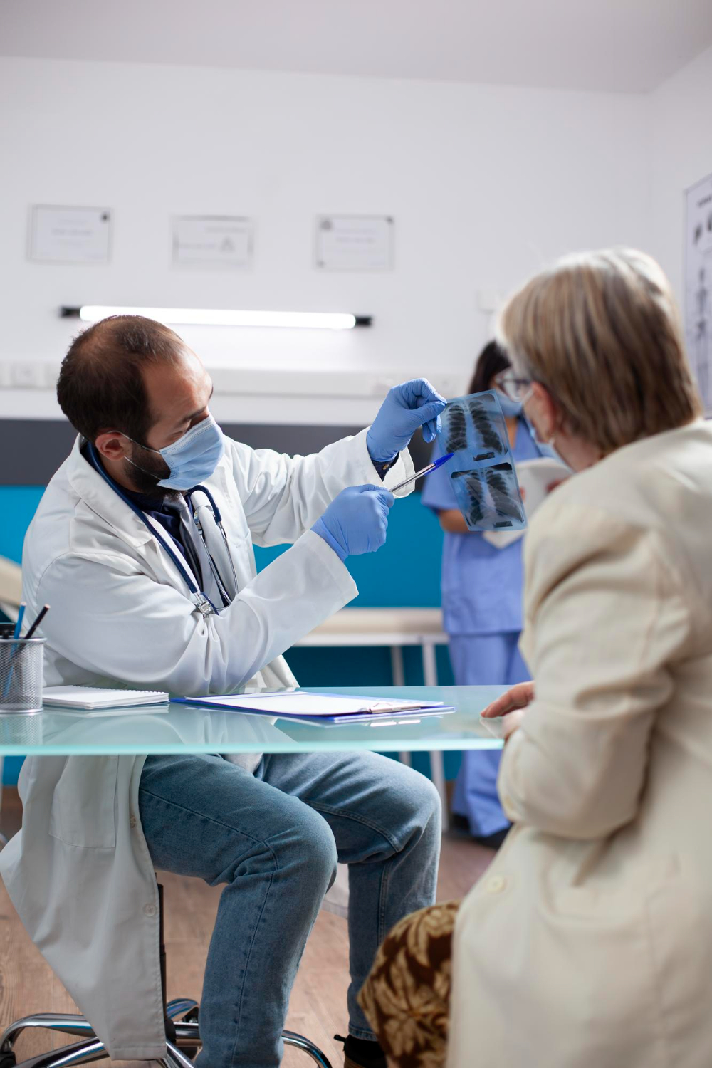 Especialista médico analizando estudios cardiológicos