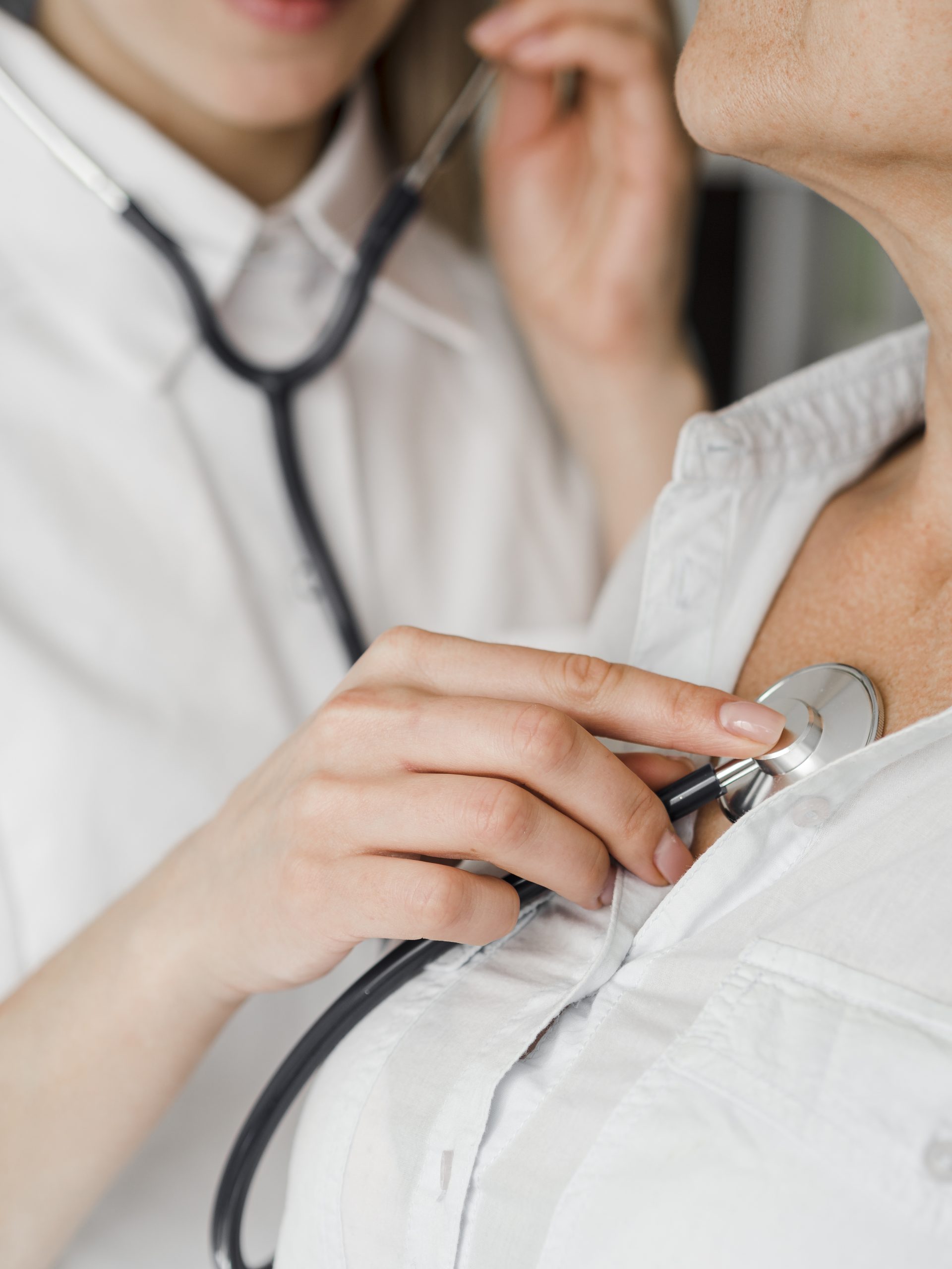 Médico especialista revisando a un paciente mayor