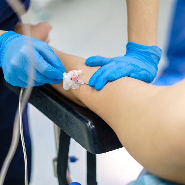 Instalación de catéter e infusión intravenosa